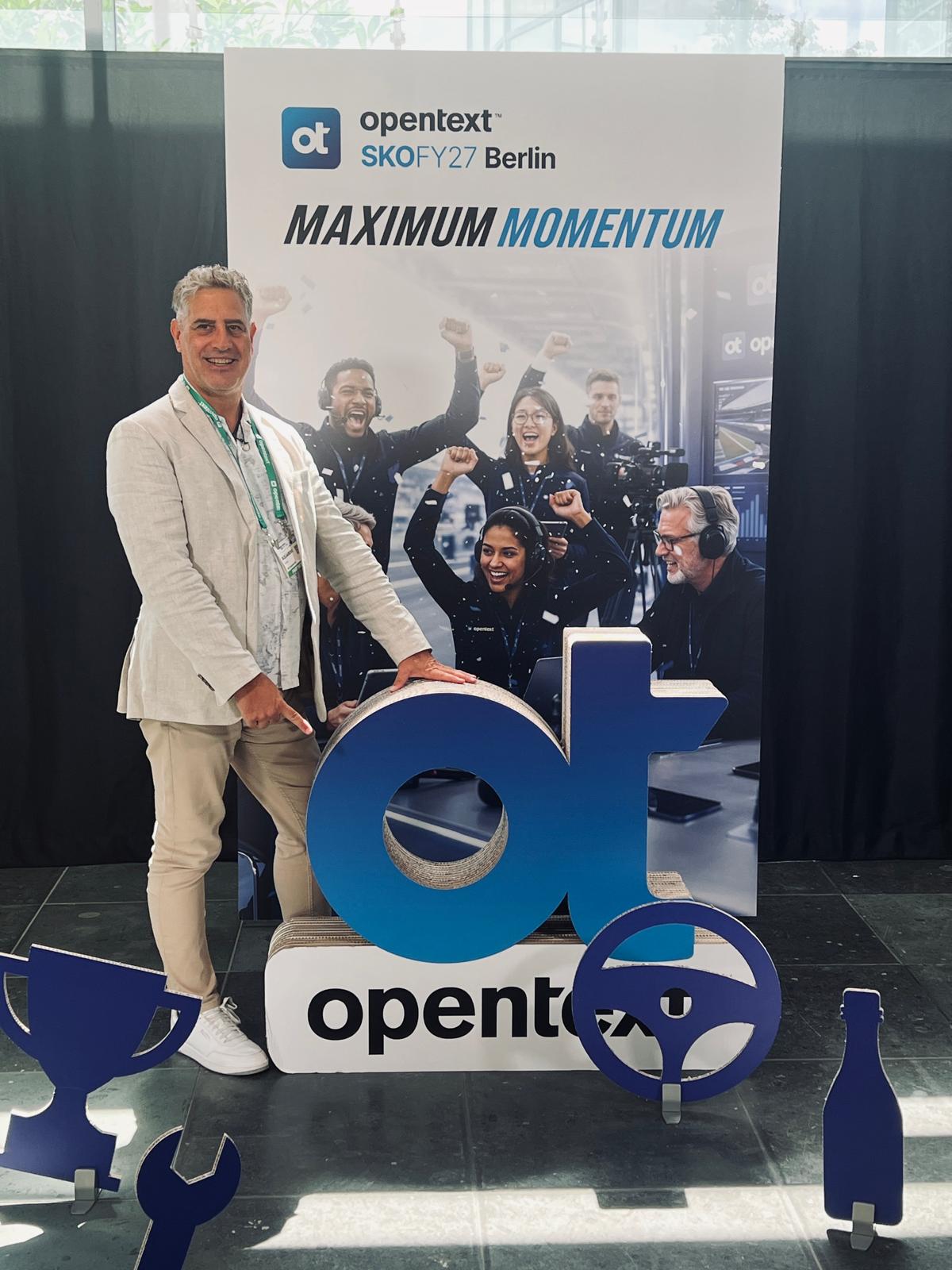 Asistente de DCL Consulting ante la instalación de OpenText en Berlín